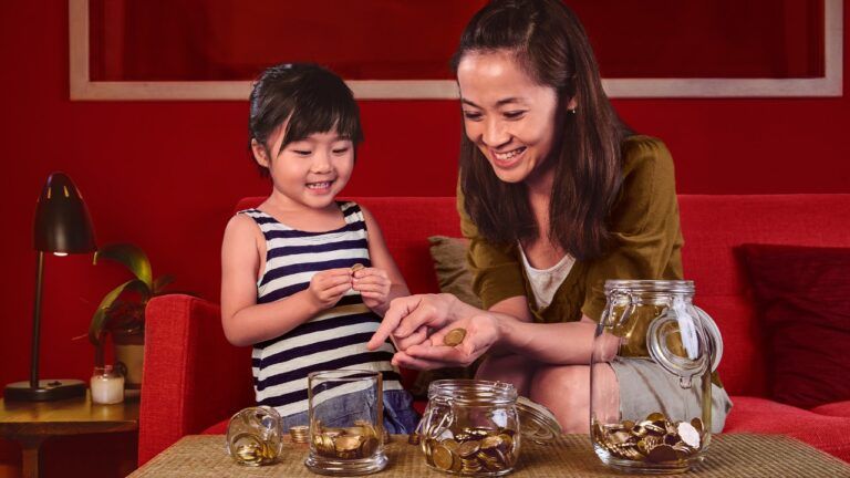 mother and daughter counting coins - image from hsbc